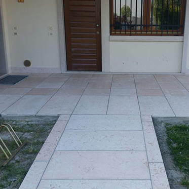 pavimento contorni porte e finestre in pietra della Lessinia